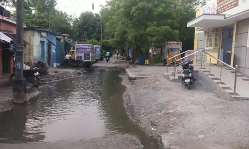 தேங்கும் மழைநீரால் நோயாளிகள் அவதி தேங்கும் மழைநீரால் நோயாளிகள் அவதி