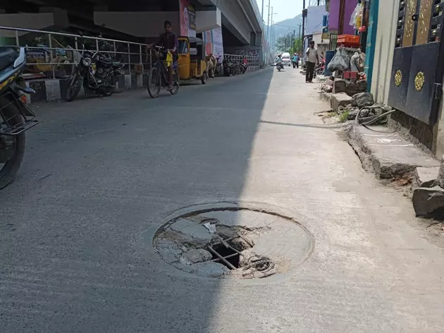 பாதாள சாக்கடை மூடி சேதம்