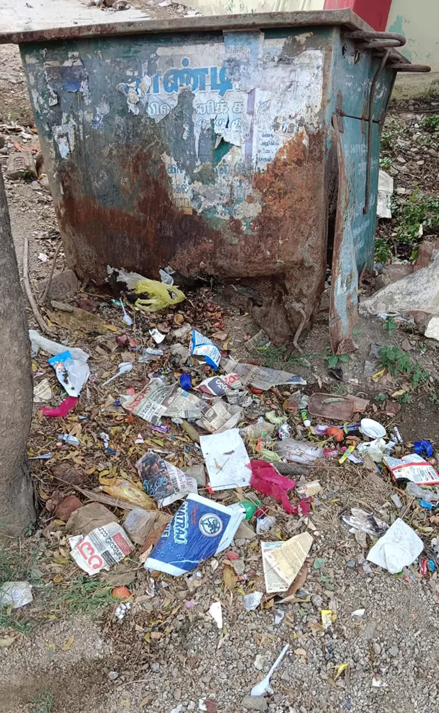 உடைந்த குப்பைத்தொட்டி உடைந்த குப்பைத்தொட்டி