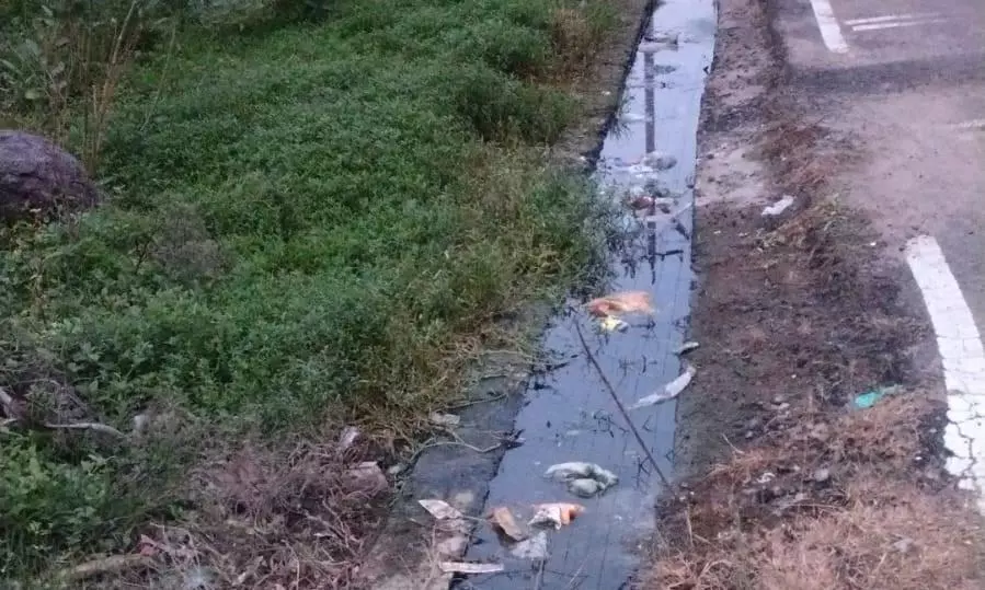 தேங்கி நிற்கும் கழிவுநீர் தேங்கி நிற்கும் கழிவுநீர்