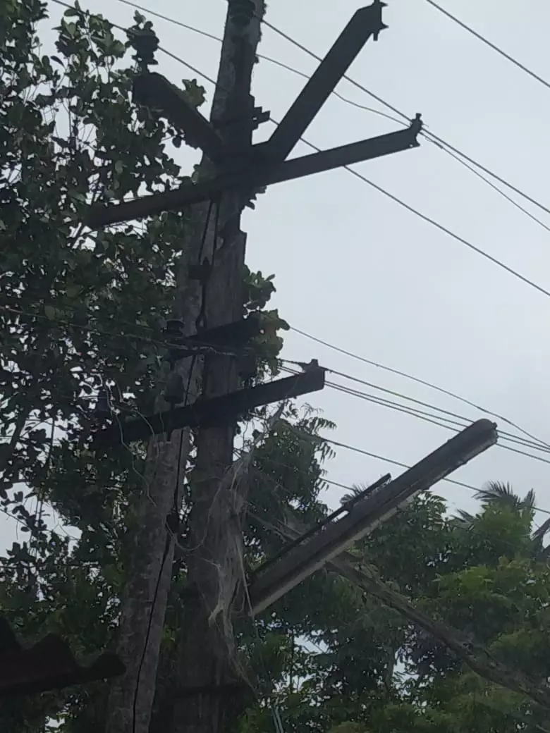 சேதமடைந்த மின்கம்பம்