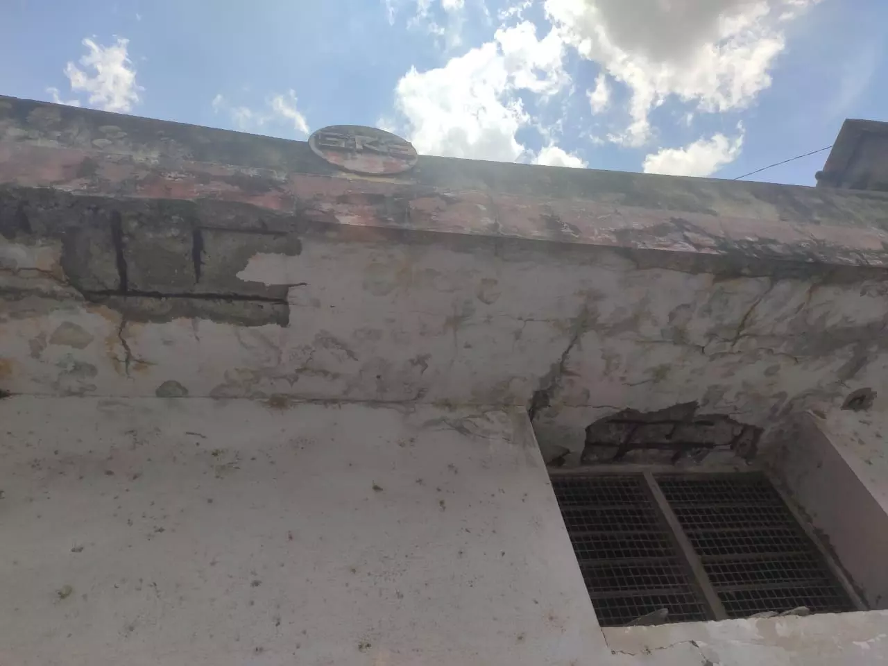 ஆபத்தான ரேஷன் கடை கட்டிடம்