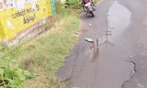 குழாய் உடைந்து தேங்கும் குடிநீர்