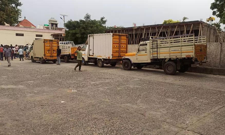 சரக்கு வாகனங்களால் இடையூறு