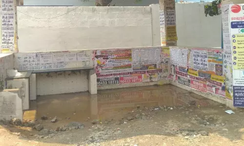 பயணிகள் நிழற்குடைக்குள் மழைநீர்