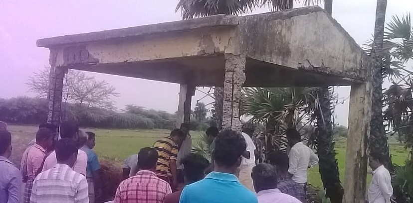 பராமரிப்பில்லாத சுடுகாடு கட்டிடம்