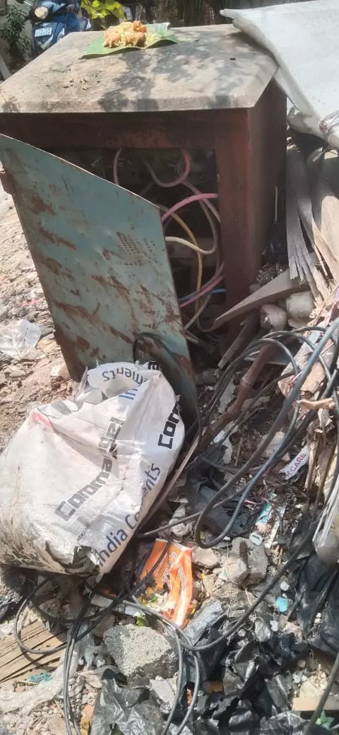 சேதம் அடைந்த மின் இணைப்பு பெட்டி சேதம் அடைந்த மின் இணைப்பு பெட்டி