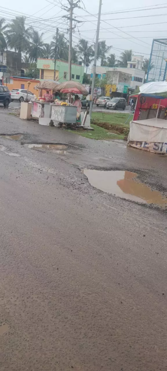 குண்டும் குழியுமான சாலை