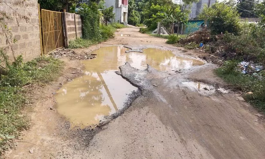 சேதமடைந்த சாலை சேதமடைந்த சாலை