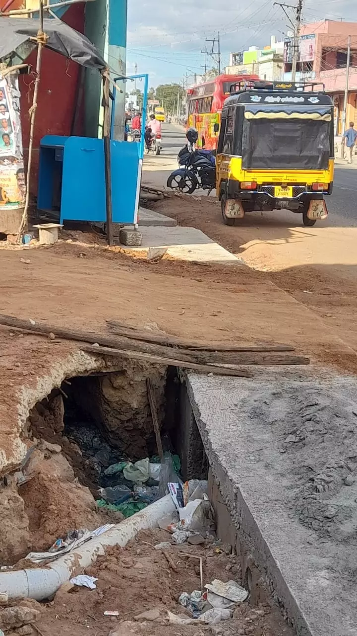 முழுமை பெறாத வாறுகால் பாலம்