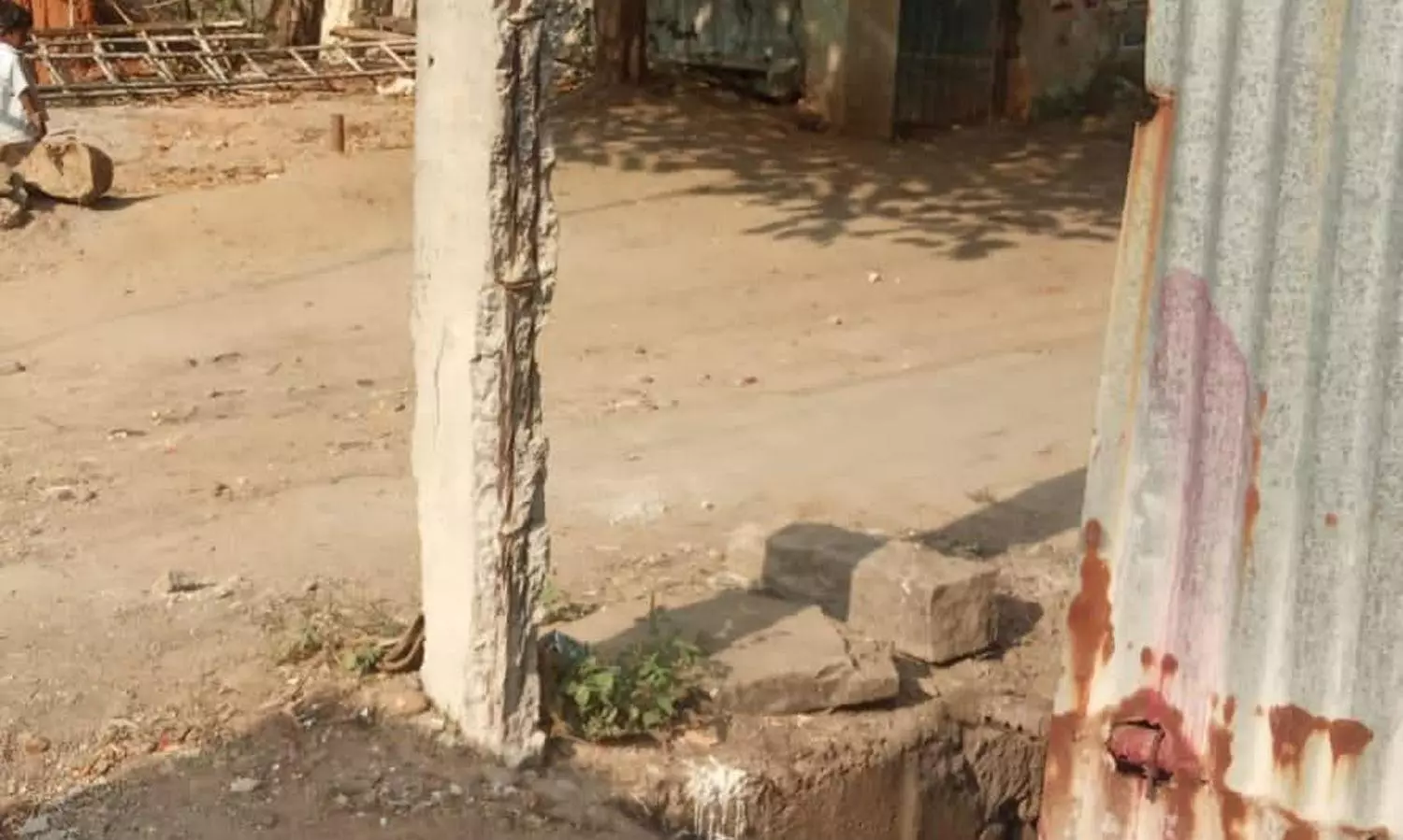 சேதமடைந்த மின்கம்பம்