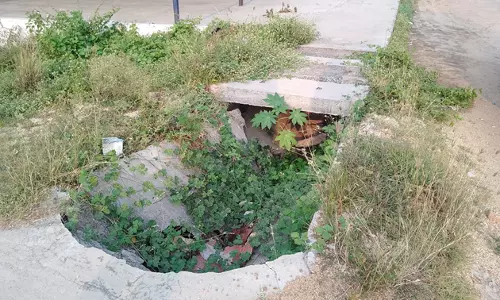 சேதமடைந்த மழைநீர் வடிகால்வாய் சேதமடைந்த மழைநீர் வடிகால்வாய்