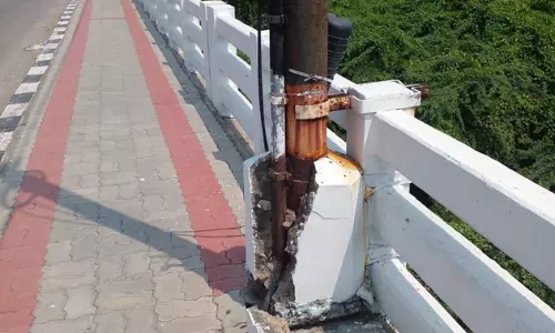 உடைந்த மின் விளக்கு தூண்