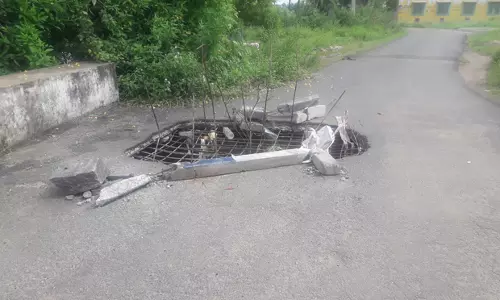 பாலத்தில் பள்ளம் பாலத்தில் பள்ளம்