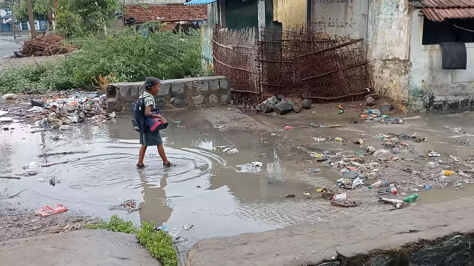 தூர்வாரப்படாத கழிவுநீர் வாய்க்கால் தூர்வாரப்படாத கழிவுநீர் வாய்க்கால்