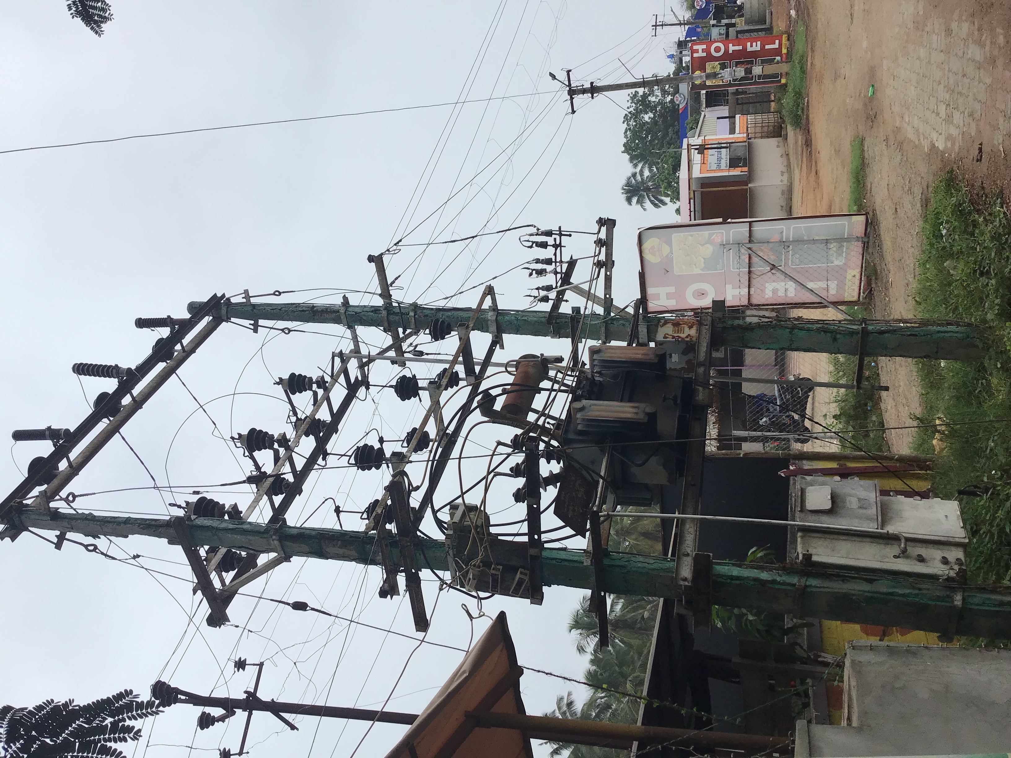 சாய்ந்து நிற்கும் மின்மாற்றி சாய்ந்து நிற்கும் மின்மாற்றி