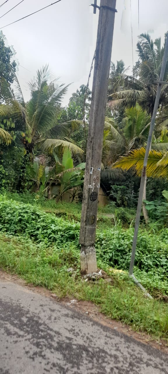 ஆபத்தான மின்கம்பம்