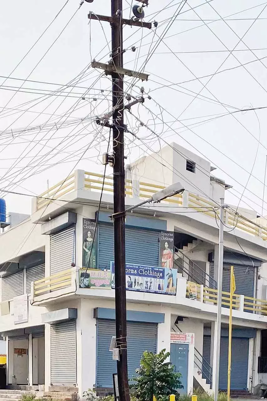 சாலை நடுவே மின்கம்பம் சாலை நடுவே மின்கம்பம்