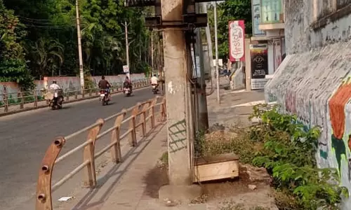 நடைபாதையில் மின்மாற்றி