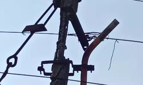 விழும் நிலையில் மின்கம்பம் விழும் நிலையில் மின்கம்பம்