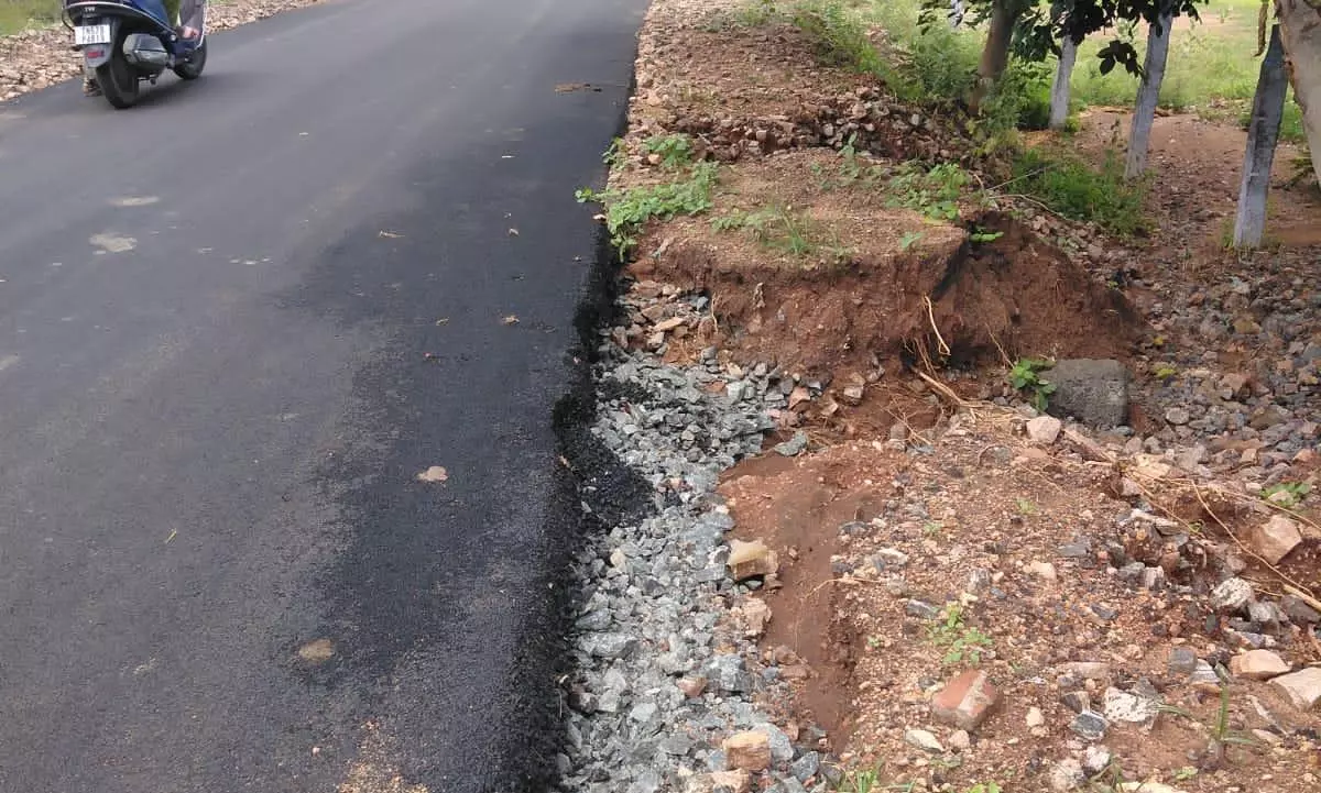 சாலை சேதமடையும் அபாயம்