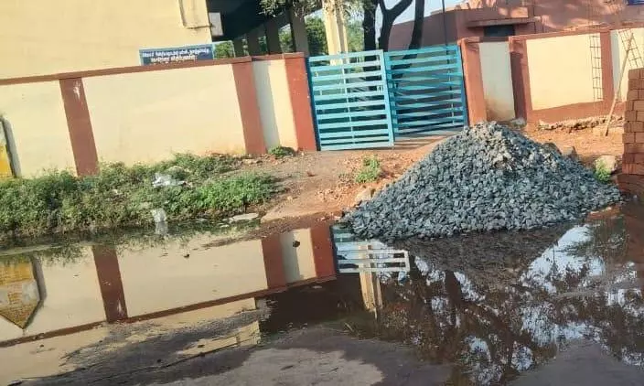 பள்ளி முன்பு தேங்கும் கழிவுநீர் பள்ளி முன்பு தேங்கும் கழிவுநீர்
