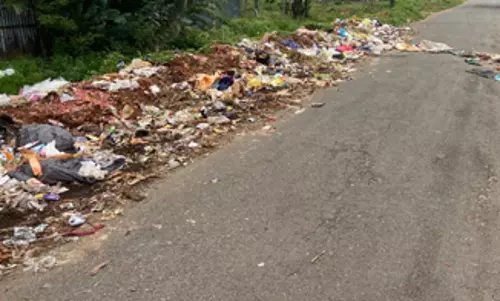 குவிந்து கிடக்கும் குப்பைகள்