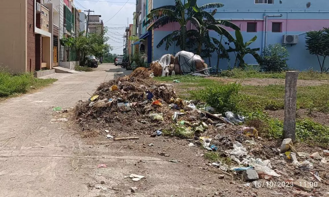 குவிந்து கிடக்கும் குப்பை குவிந்து கிடக்கும் குப்பை