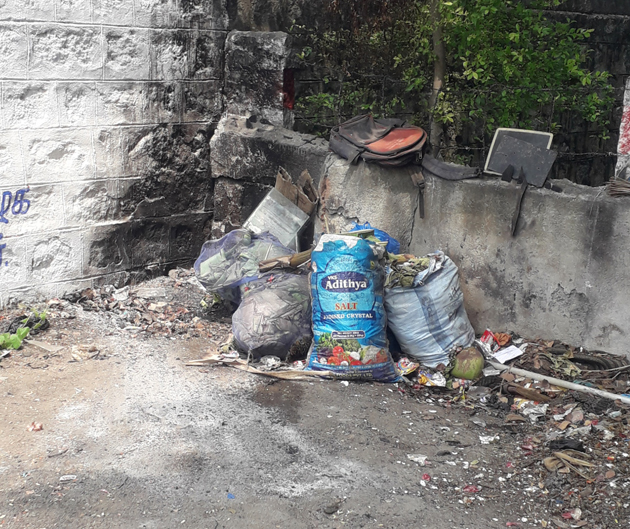 ரெயில் நிலையம் முன்பு குப்பைகள்