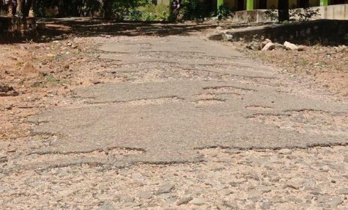 கால்களை பதம் பார்க்கும் சாலை கால்களை பதம் பார்க்கும் சாலை