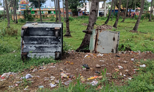 கவிழ்ந்து கிடக்கும் குப்பை தொட்டிகள்