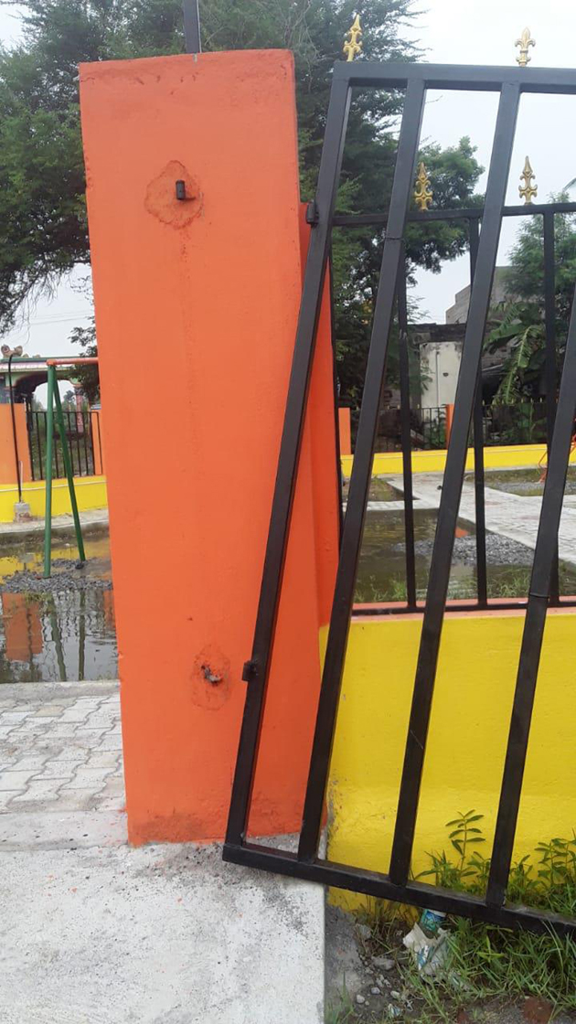 ஆபத்தான இரும்புக்கதவு ஆபத்தான இரும்புக்கதவு