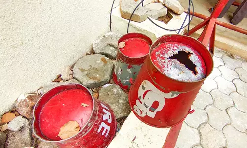 உடைந்து கிடக்கும் தீ தடுப்பு வாளிகள் உடைந்து கிடக்கும் தீ தடுப்பு வாளிகள்