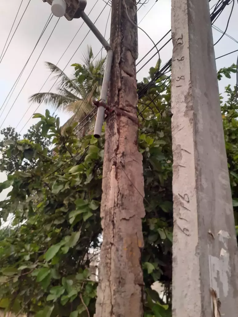 சேதமடைந்த மின்கம்பம்