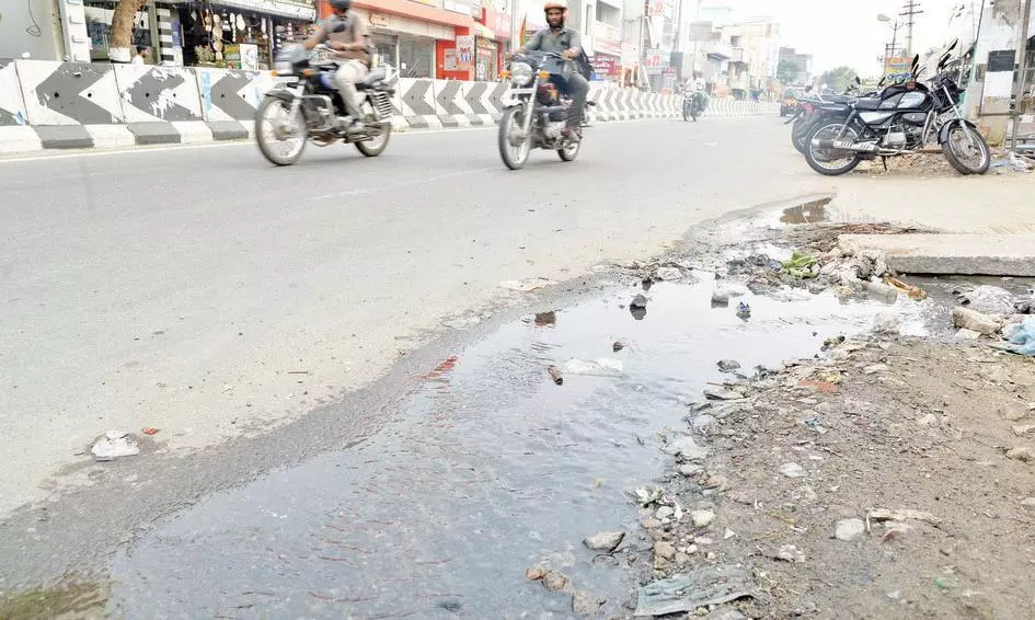 சாலையில் ஓடும் கழிவுநீர்