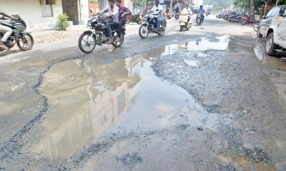 சேதமடைந்த சாலை சீரமைக்கப்படுமா? சேதமடைந்த சாலை சீரமைக்கப்படுமா?