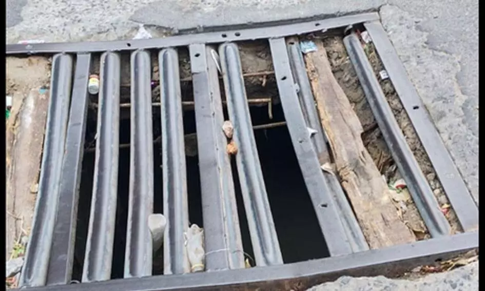 கழிவுநீர் கால்வாய் மூடியால் விபத்து அபாயம்