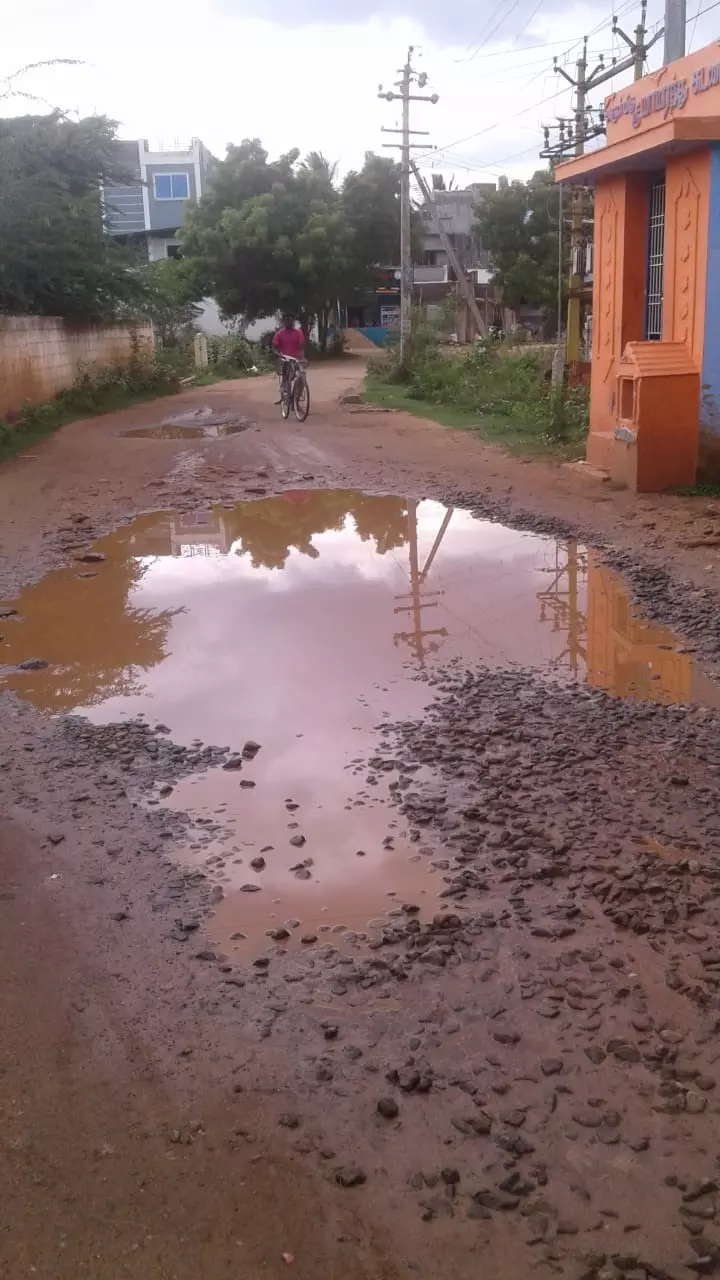 குண்டும் குழியுமான சாலை