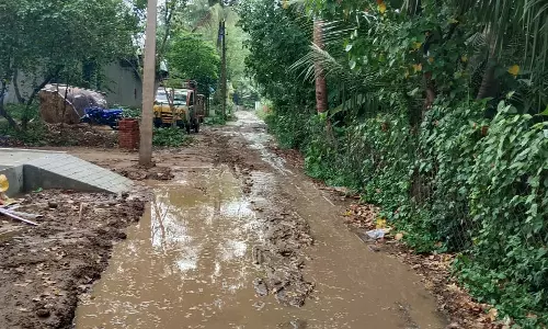 சேதமடைந்த சாலை சேதமடைந்த சாலை