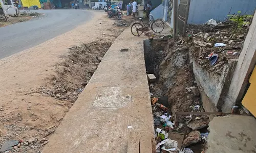 சாலையோர பள்ளம் மூடப்படுமா? சாலையோர பள்ளம் மூடப்படுமா?