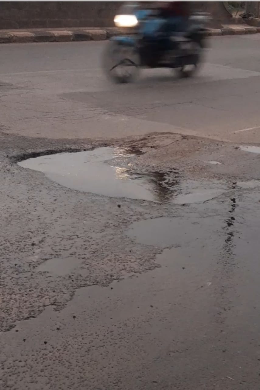 சாலையின் நடுவில் பள்ளம்