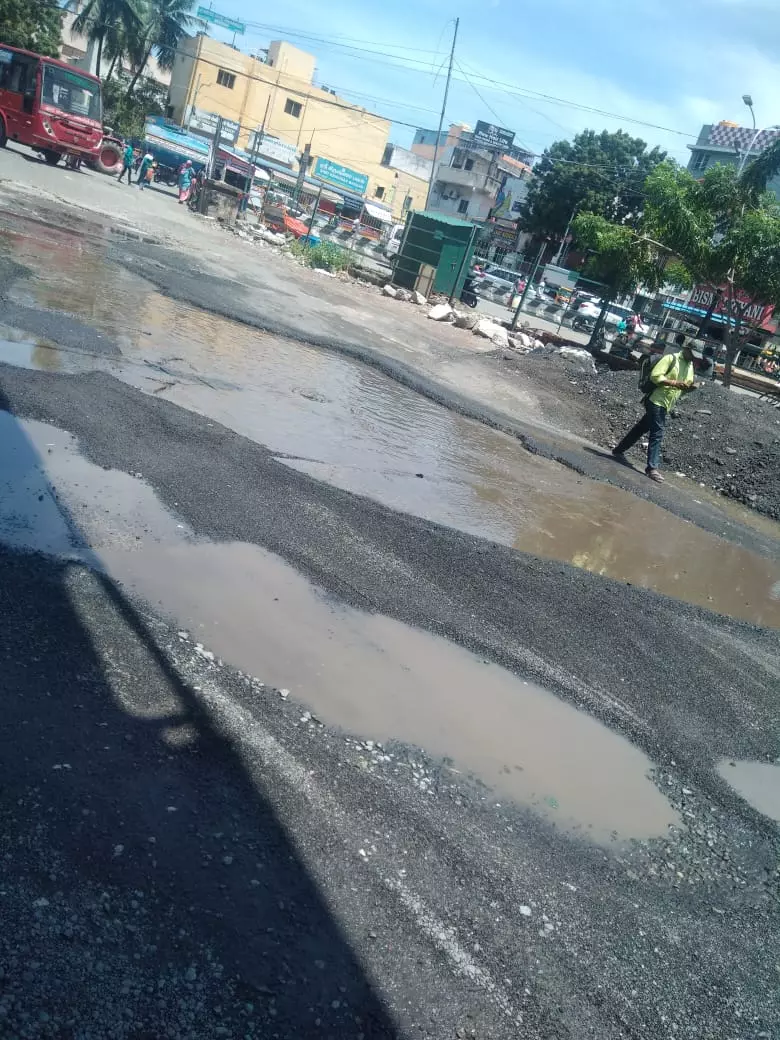 குண்டும் குழியுமாய் சாலை