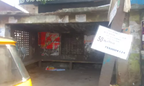 சேதமடைந்த நிழற்குடை சேதமடைந்த நிழற்குடை