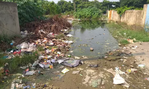 தேங்கிய கழிவுநீரால் துர்நாற்றம்