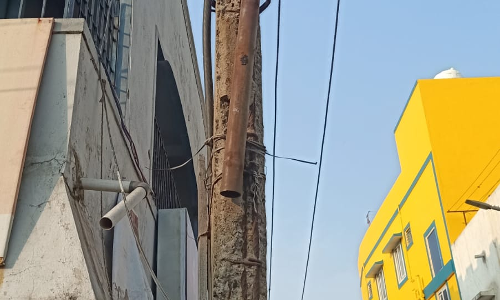 சேதமடைந்த மின்கம்பம்