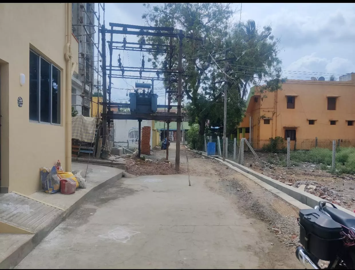 சாலையின் நடுவில் மின்மாற்றி