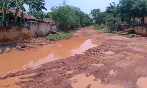 சேறும், சகதியுமான சாலை சேறும், சகதியுமான சாலை
