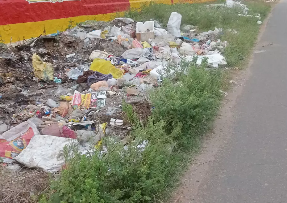 குவிந்து கிடக்கும் குப்பைகள்