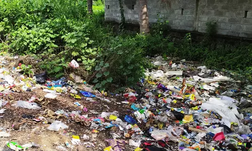 கால்வாயை தூர்வார வேண்டும்