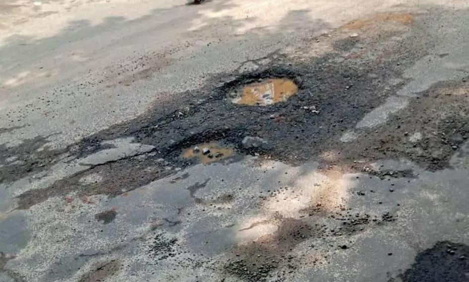 குண்டும், குழியுமான சாலை